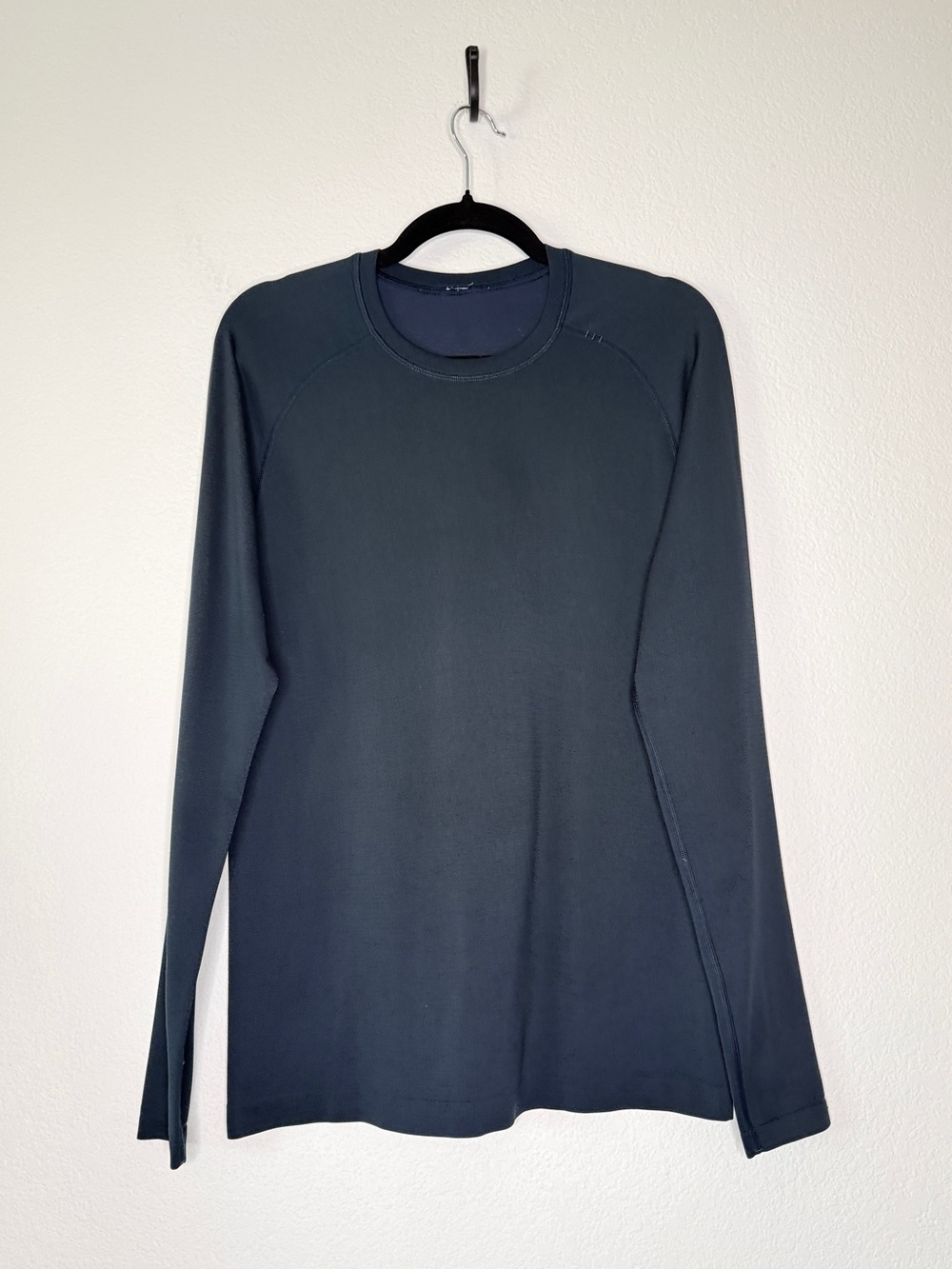 Lululemon Navy Athletic Long Sleeve Performance Crew Size S
